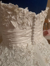 Load image into Gallery viewer, Justin Alexander &#39;8465&#39; size 4 new wedding dress back view on mannequin

