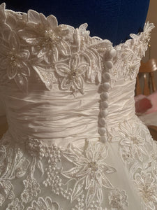 Justin Alexander '8465' size 4 new wedding dress back view on mannequin