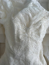Load image into Gallery viewer, Amy Kuschel &#39;Lauryn&#39; wedding dress size-06 PREOWNED
