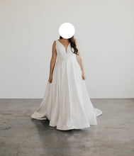 Load image into Gallery viewer, Stella york &#39;6758 ROYAL-INSPIRED SIMPLE WEDDING DRESS &#39; wedding dress size-14 PREOWNED
