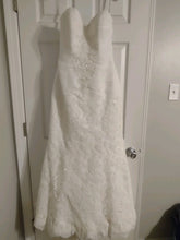 Load image into Gallery viewer, Oleg Cassini &#39;CRL277&#39; wedding dress size-12 PREOWNED
