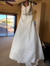 Load image into Gallery viewer,  &#39;1991013SP&#39; wedding dress size-04 PREOWNED
