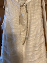 Load image into Gallery viewer, Essense of Australia &#39;B-E8-D1463&#39; wedding dress size-14 PREOWNED
