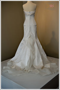 Junko Yoshioka 'Custom' size 0 used wedding dress back view on mannequin