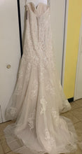 Load image into Gallery viewer, Demetrios &#39;7916&#39; wedding dress size-04 NEW
