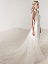 Load image into Gallery viewer, Lee Petra Grebenau &#39;Elinor&#39; size 4 sample wedding dress side view on model
