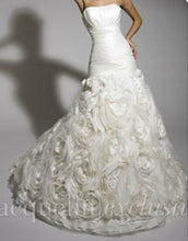 Load image into Gallery viewer, Jacquelin Exclusive &#39;19881&#39; size 6 new wedding dress front view on model
