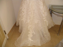Load image into Gallery viewer, Marisa &#39;Ivory trumpet 865&#39; wedding dress size-04 PREOWNED
