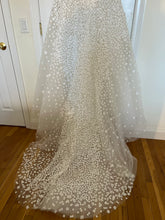 Load image into Gallery viewer, Mira Zwillinger &#39;Gigi V&#39; wedding dress size-06 SAMPLE
