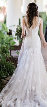 Load image into Gallery viewer, Martina Liana &#39;904lD&#39; wedding dress size-04 PREOWNED
