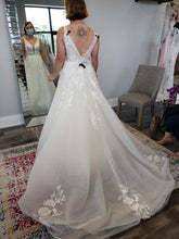 Load image into Gallery viewer, Essense of Australia &#39;D2748&#39; wedding dress size-10 NEW
