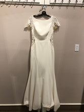 Load image into Gallery viewer, Allure Bridals &#39;9773&#39; wedding dress size-06 NEW
