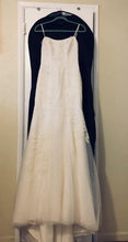 Load image into Gallery viewer, Vera Wang White &#39;Ivory Lace&#39; size 4 new wedding dress front view on hanger
