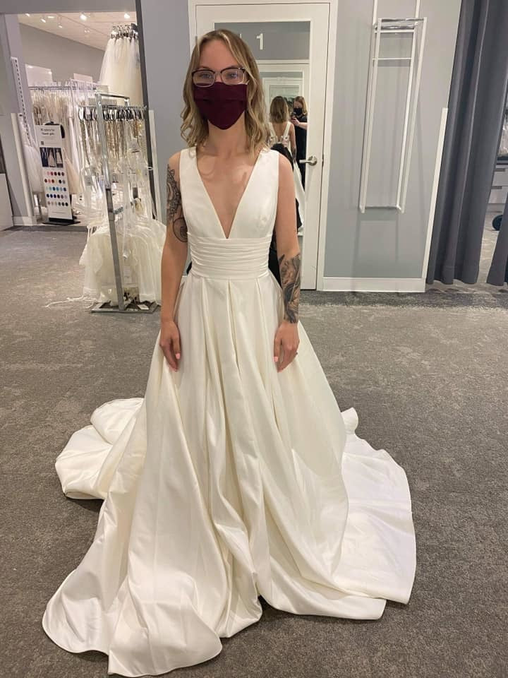 David's Bridal 'V3848' wedding dress size-00 NEW