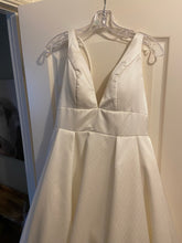 Load image into Gallery viewer, Essense of Australia &#39;I am not sure &#39; wedding dress size-08 NEW
