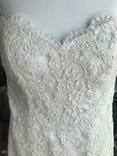 Load image into Gallery viewer, Paloma Blanca &#39;Modern&#39; size 8 used wedding dress front view close up
