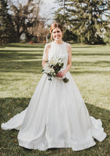 Load image into Gallery viewer, Allure Bridals &#39;3056&#39; wedding dress size-06 PREOWNED
