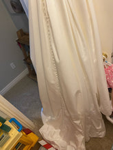 Load image into Gallery viewer, Essense of Australia &#39;I am not sure &#39; wedding dress size-08 NEW
