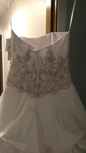 Load image into Gallery viewer, David&#39;s Bridal &#39;V9202&#39; size 10 new wedding dress back view on hanger
