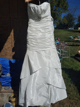 Load image into Gallery viewer, Mikaella &#39;CA 05313&#39; wedding dress size-08 PREOWNED
