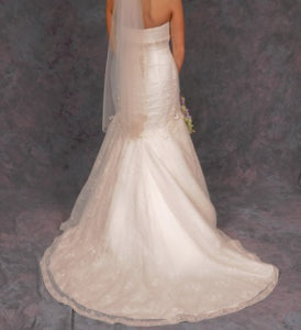 Oleg Cassini '7CWG377' size 0 used wedding dress back view on bride