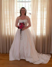 Load image into Gallery viewer,  &#39;Ball gown princess dress&#39; wedding dress size-10 PREOWNED
