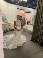 Load image into Gallery viewer, Essense of Australia &#39;D3009&#39; wedding dress size-06 SAMPLE
