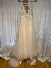 Load image into Gallery viewer, Galina Signature &#39;SWG784&#39; wedding dress size-04 PREOWNED
