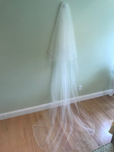 Load image into Gallery viewer, Vera Wang  &#39;Lark&#39; size 4 used wedding dress view of veil
