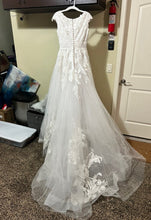 Load image into Gallery viewer, Allure Bridals &#39;M621&#39; wedding dress size-08 NEW
