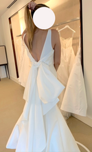 Load image into Gallery viewer, Carolina Herrera &#39;Lyla&#39; wedding dress size-08 PREOWNED
