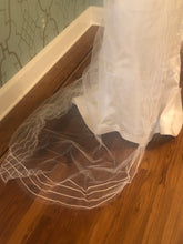 Load image into Gallery viewer, Helen Morley &#39;Unsure&#39; wedding dress size-06 PREOWNED
