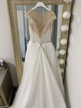 Load image into Gallery viewer, Milla Nova &#39;Meldi gown&#39; wedding dress size-02 NEW
