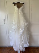 Load image into Gallery viewer, Casablanca &#39;bl219 Sweet&#39; wedding dress size-00 PREOWNED

