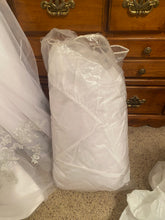 Load image into Gallery viewer, Oleg Cassini &#39;CKP421&#39; wedding dress size-08 NEW
