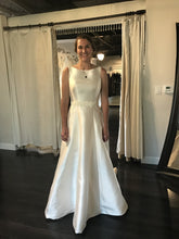 Load image into Gallery viewer, Mia Solano &#39;M1804Z&#39; wedding dress size-06 PREOWNED
