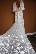 Load image into Gallery viewer, Anna Campbell &#39;Amelie&#39; wedding dress size-06 NEW
