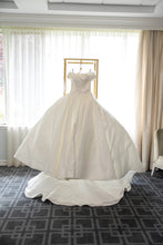 Load image into Gallery viewer,  &#39; classic ballgown&#39; wedding dress size-04 PREOWNED
