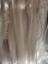 Load image into Gallery viewer, Essense of Australia &#39;D2840IV&#39; wedding dress size-16 NEW
