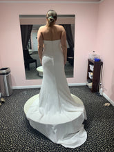 Load image into Gallery viewer, Allure Bridals &#39;9810&#39; wedding dress size-12 NEW
