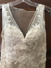Load image into Gallery viewer, Watters &#39;Lacee&#39; wedding dress size-02 PREOWNED
