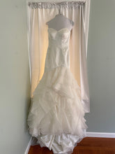 Load image into Gallery viewer, Stella York &#39;6086&#39; wedding dress size-04 PREOWNED
