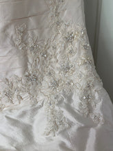 Load image into Gallery viewer, AngelinA faccenda &#39;1036&#39; wedding dress size-14 NEW
