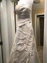 Load image into Gallery viewer, Demetrios &#39;3002&#39; wedding dress size-10 PREOWNED
