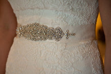Load image into Gallery viewer, La Sposa &#39;3797783&#39; size 10 used wedding dress front view close up of belt
