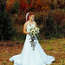 Load image into Gallery viewer, Allure &#39;2454&#39; wedding dress size-04 PREOWNED
