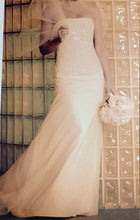 Load image into Gallery viewer, Vera Wang &#39;unknown&#39; wedding dress size-04 PREOWNED
