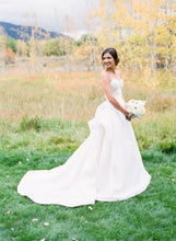 Load image into Gallery viewer, Monique Lhuillier &#39;Maxfield&#39; size 4 used wedding dress side view on bride
