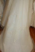 Load image into Gallery viewer, Enzoani &#39;Danika&#39; - Enzoani - Nearly Newlywed Bridal Boutique - 5
