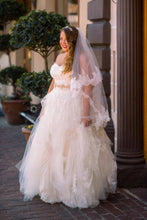 Load image into Gallery viewer, Vera Wang &#39;Eliza Luxe&#39; wedding dress size-18 PREOWNED
